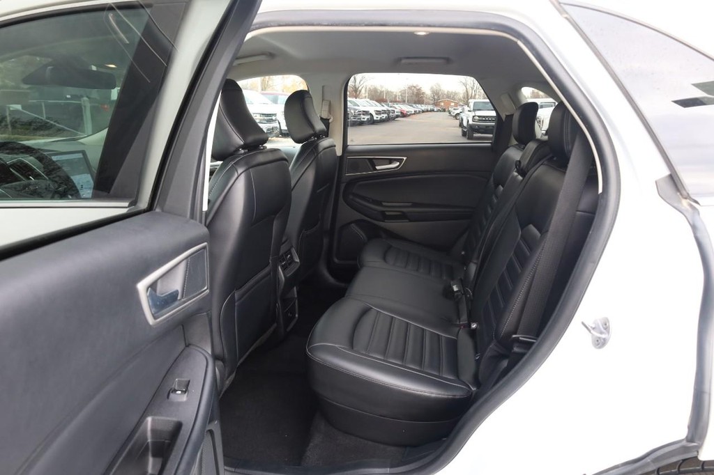 Ford Edge Vehicle Full-screen Gallery Image 19