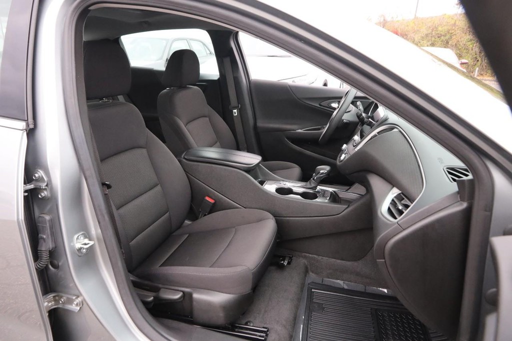 Chevrolet Malibu Vehicle Full-screen Gallery Image 24
