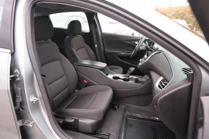 Chevrolet Malibu Vehicle Image 24