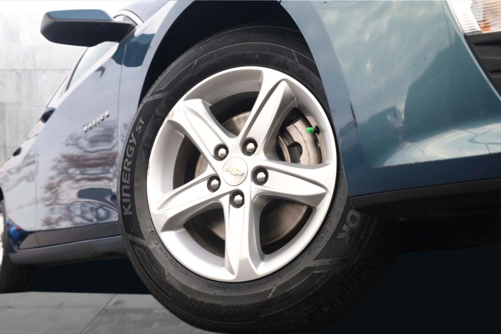 Chevrolet Malibu Vehicle Full-screen Gallery Image 3