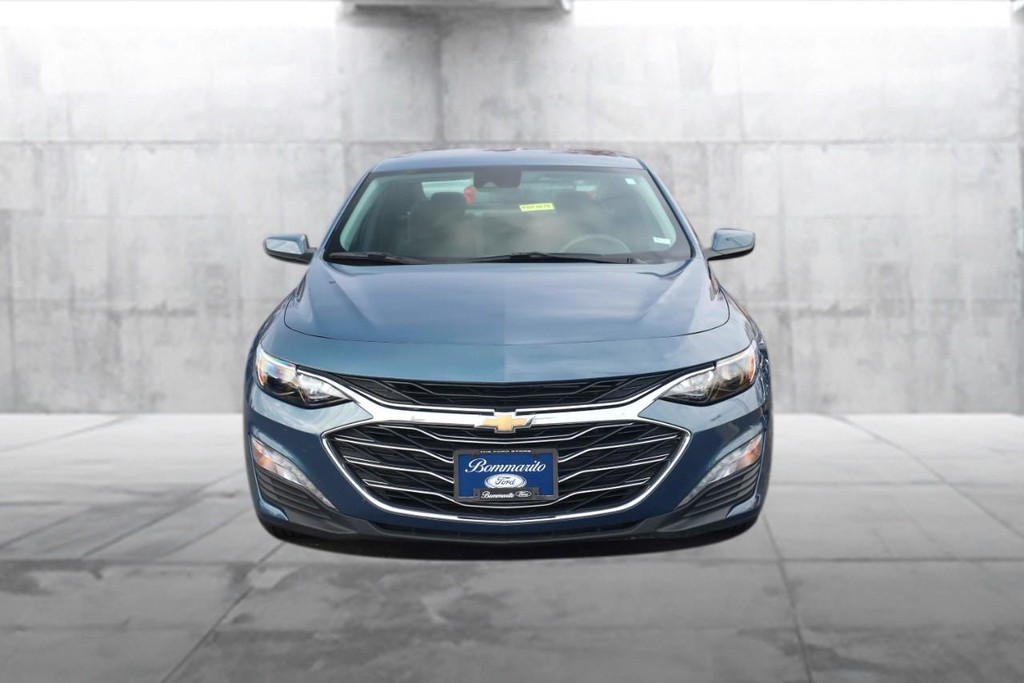 Chevrolet Malibu Vehicle Full-screen Gallery Image 4