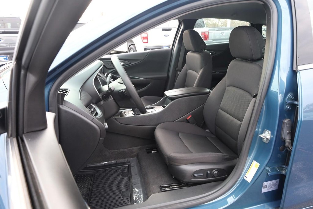 Chevrolet Malibu Vehicle Full-screen Gallery Image 8