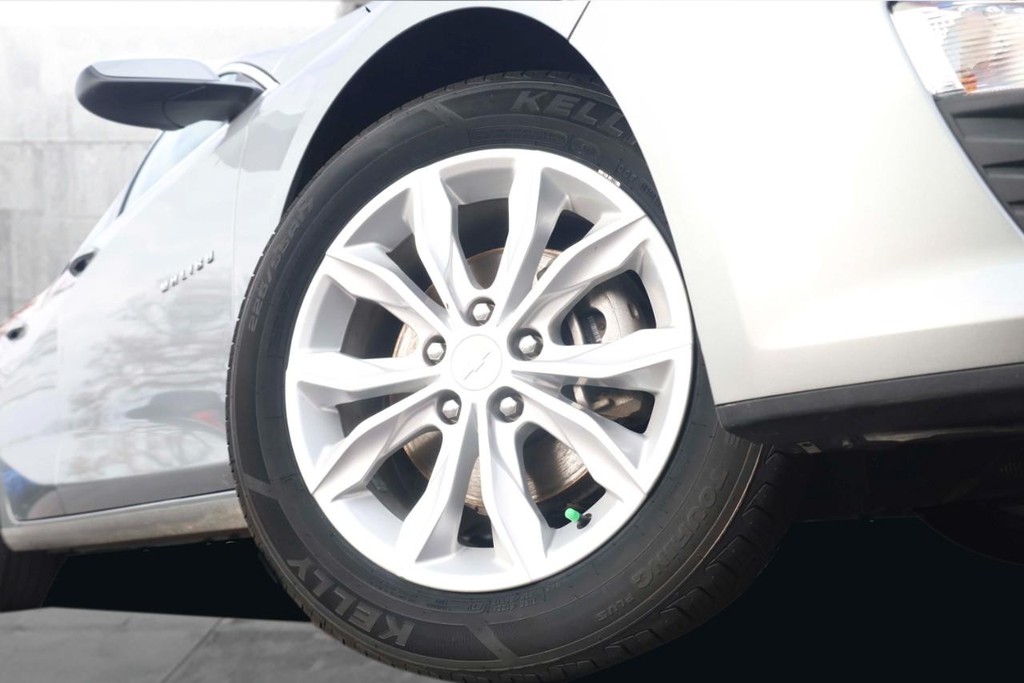 Chevrolet Malibu Vehicle Full-screen Gallery Image 3