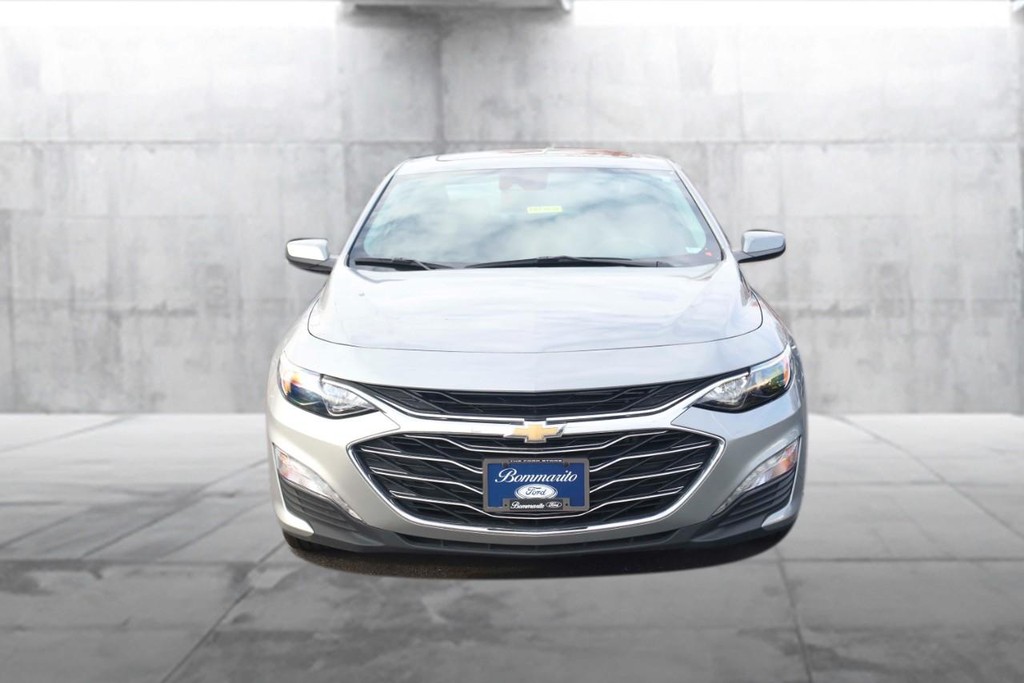 Chevrolet Malibu Vehicle Full-screen Gallery Image 4