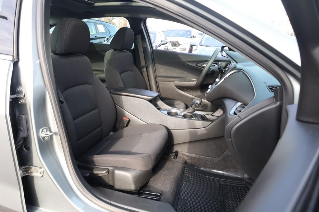 Chevrolet Malibu Vehicle Full-screen Gallery Image 23