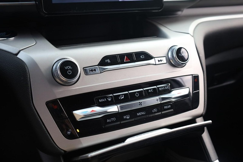 Ford Explorer Vehicle Image 16