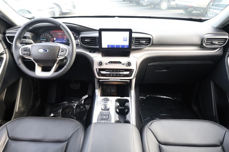 Ford Explorer Vehicle Image 25