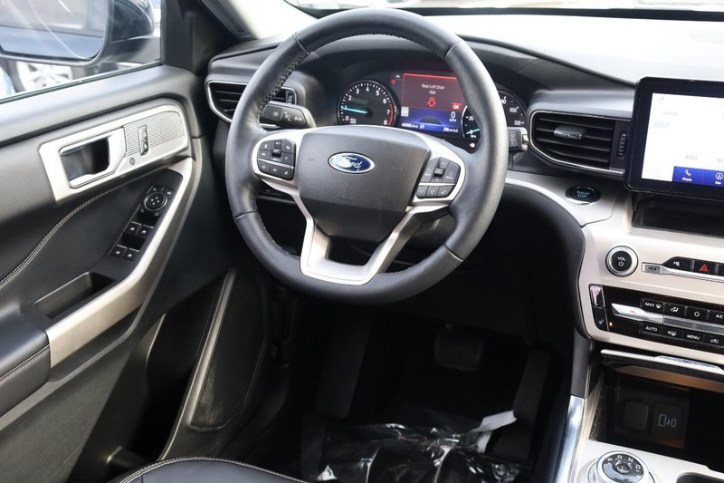 Ford Explorer Vehicle Image 26