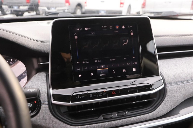 Jeep Compass Vehicle Image 15