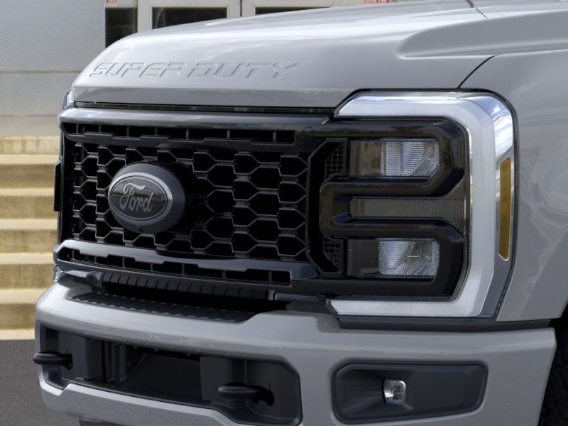 Ford Super Duty F-350 SRW Vehicle Full-screen Gallery Image 17