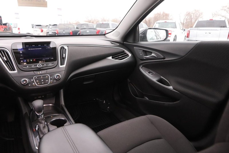 Chevrolet Malibu Vehicle Image 24