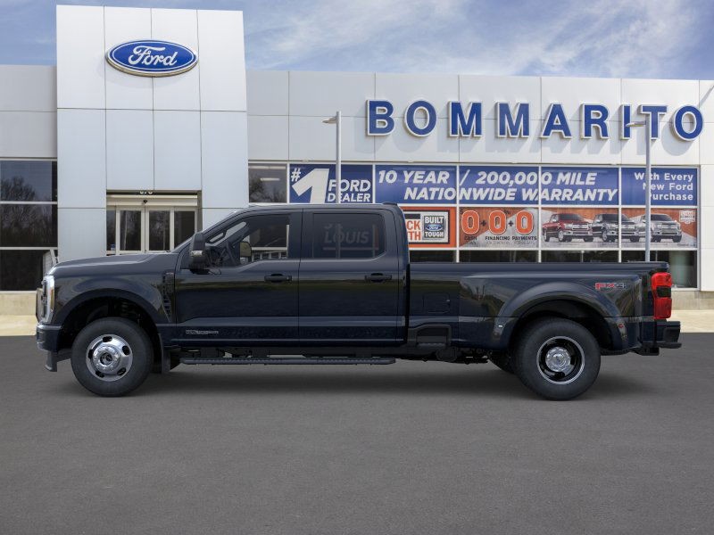 Ford Super Duty F-350 DRW Vehicle Full-screen Gallery Image 3