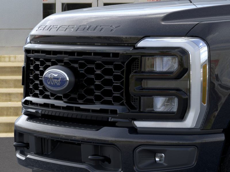 Ford Super Duty F-350 DRW Vehicle Full-screen Gallery Image 17