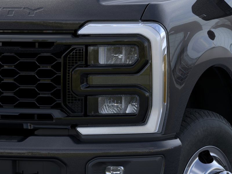 Ford Super Duty F-350 DRW Vehicle Full-screen Gallery Image 18
