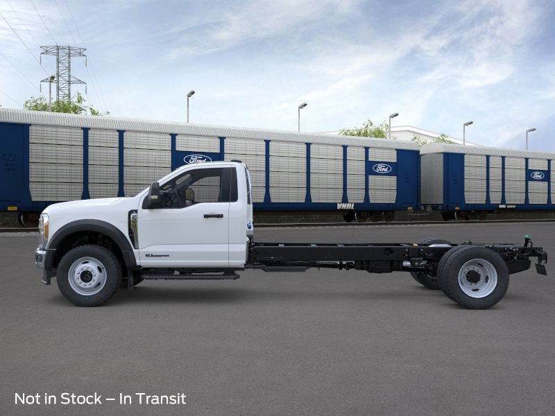 Ford Super Duty F-550 DRW Vehicle Full-screen Gallery Image 3