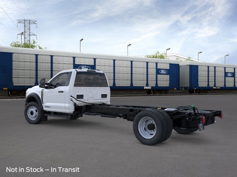 Ford Super Duty F-550 DRW Vehicle Full-screen Gallery Image 4