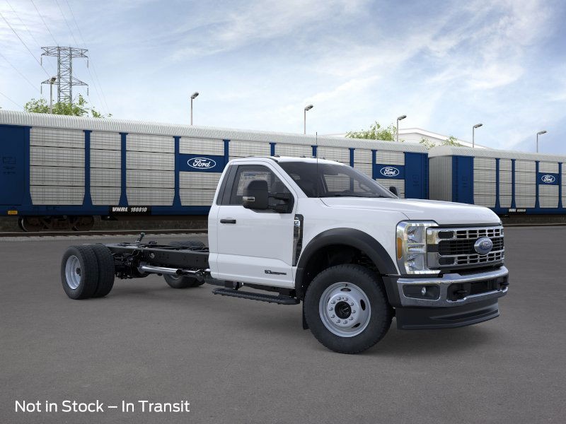 Ford Super Duty F-550 DRW Vehicle Full-screen Gallery Image 7