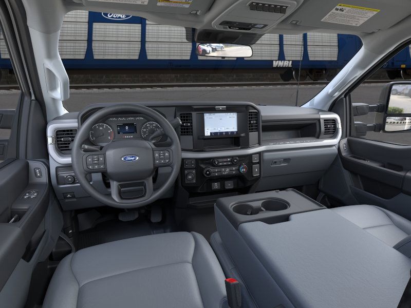 Ford Super Duty F-550 DRW Vehicle Full-screen Gallery Image 9