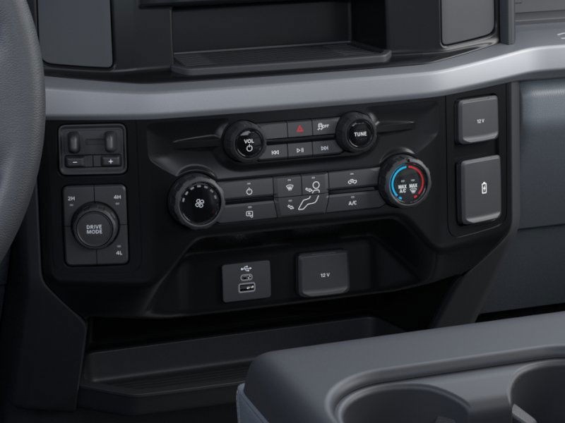 Ford Super Duty F-550 DRW Vehicle Full-screen Gallery Image 15