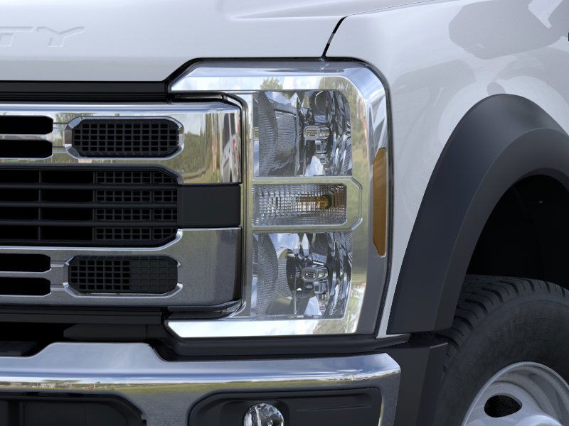 Ford Super Duty F-550 DRW Vehicle Full-screen Gallery Image 18