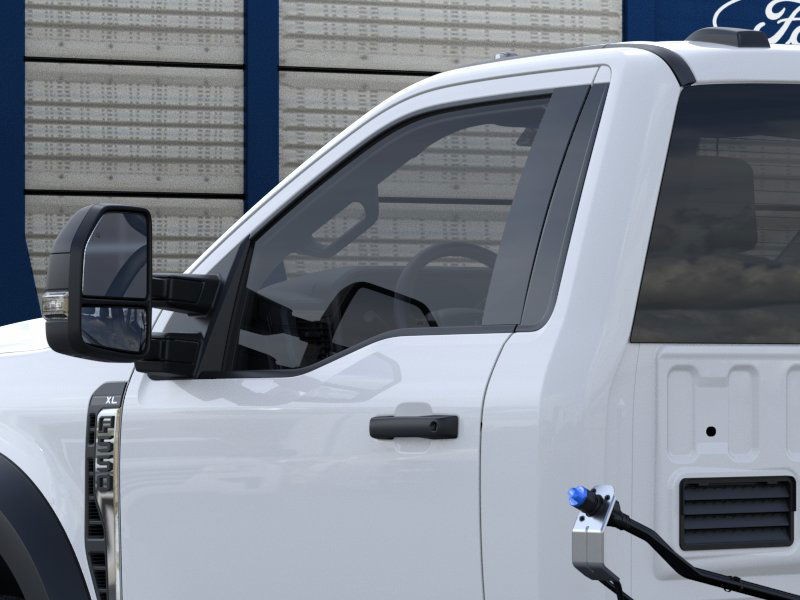 Ford Super Duty F-550 DRW Vehicle Full-screen Gallery Image 20