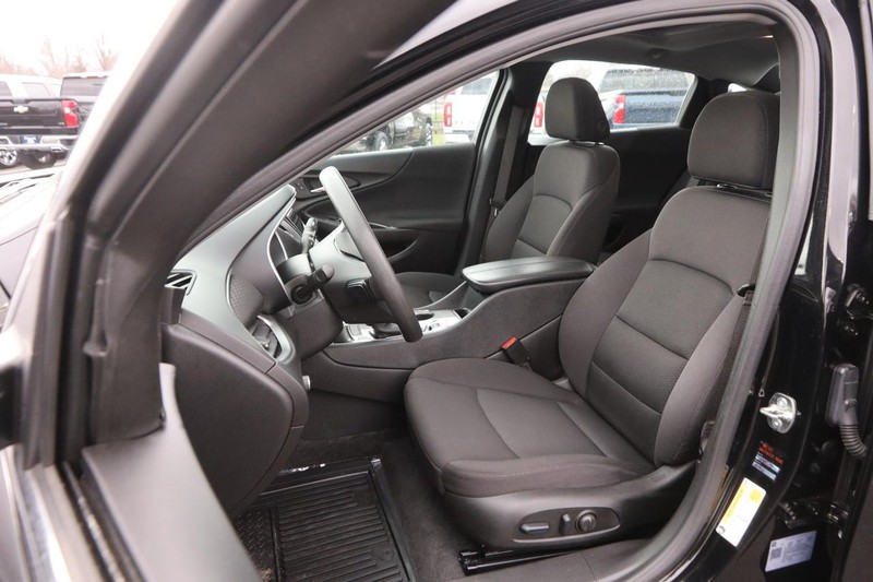 Chevrolet Malibu Vehicle Full-screen Gallery Image 08