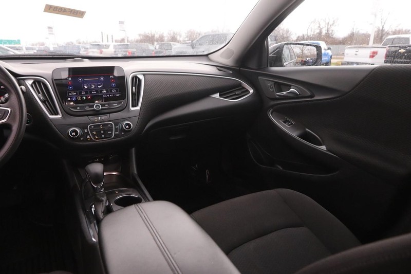 Chevrolet Malibu Vehicle Full-screen Gallery Image 25