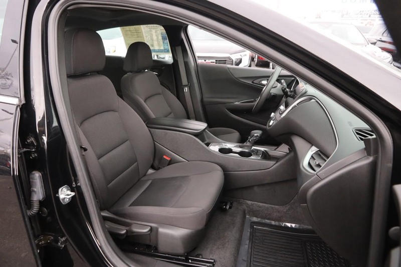 Chevrolet Malibu Vehicle Full-screen Gallery Image 26