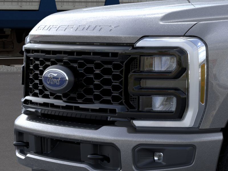 Ford Super Duty F-350 DRW Vehicle Image 17