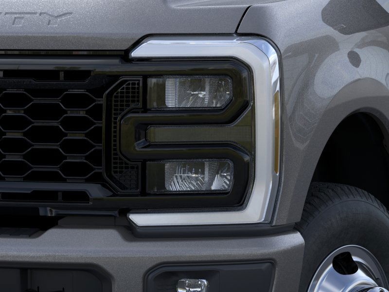 Ford Super Duty F-350 DRW Vehicle Image 18