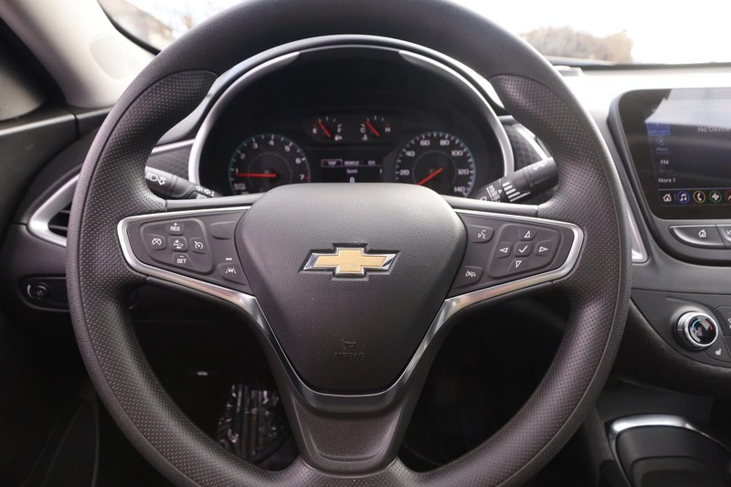 Chevrolet Malibu Vehicle Full-screen Gallery Image 11