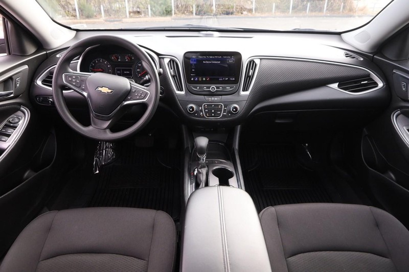 Chevrolet Malibu Vehicle Full-screen Gallery Image 21