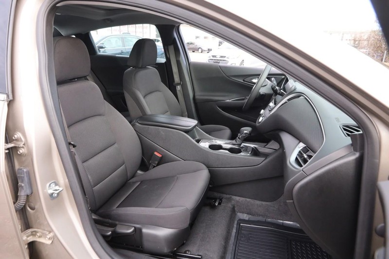 Chevrolet Malibu Vehicle Full-screen Gallery Image 26