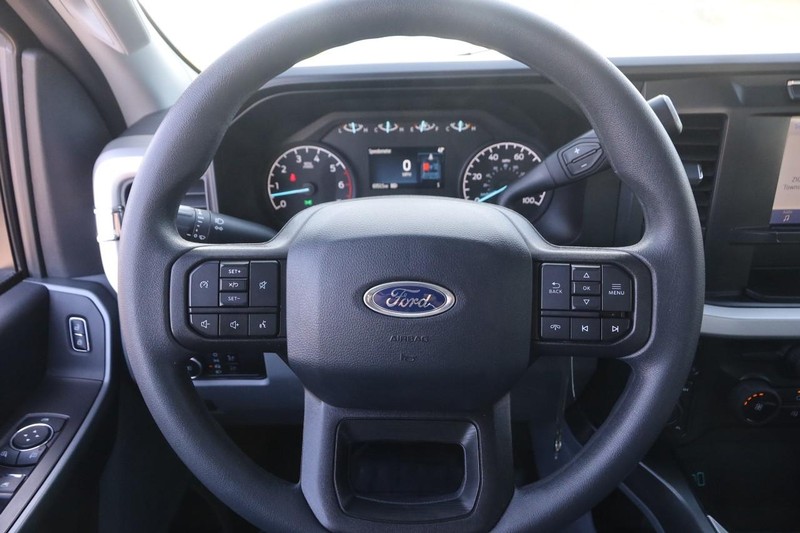 Ford Super Duty F-250 SRW Vehicle Image 11