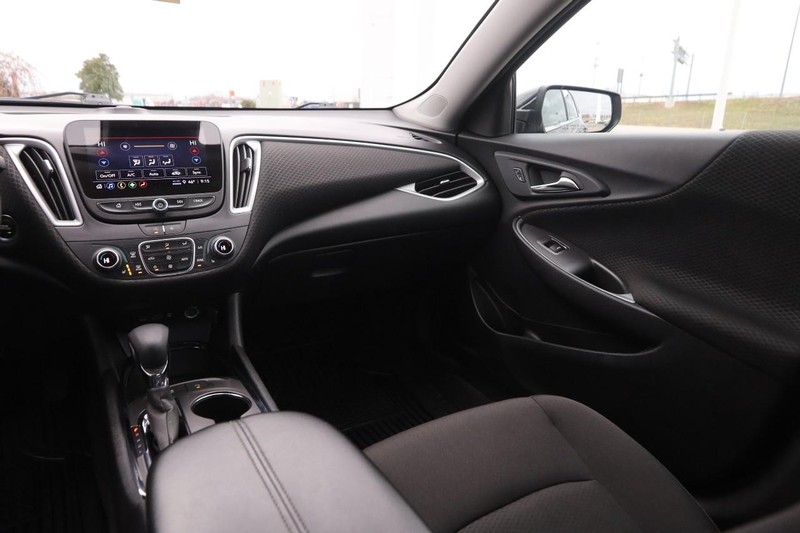 Chevrolet Malibu Vehicle Image 24