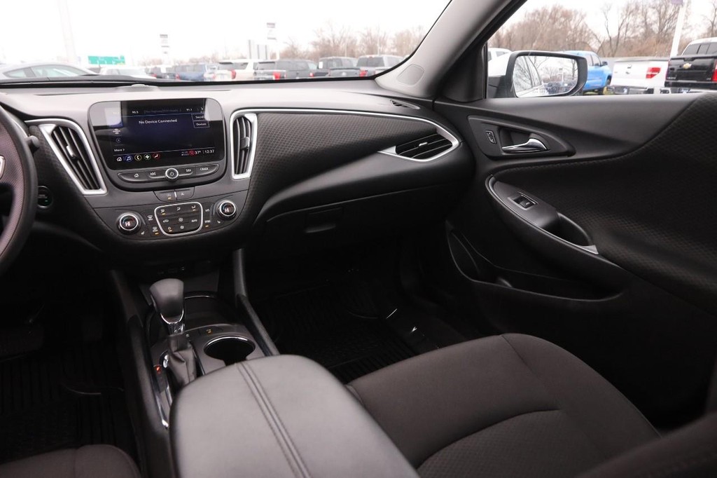 Chevrolet Malibu Vehicle Image 24