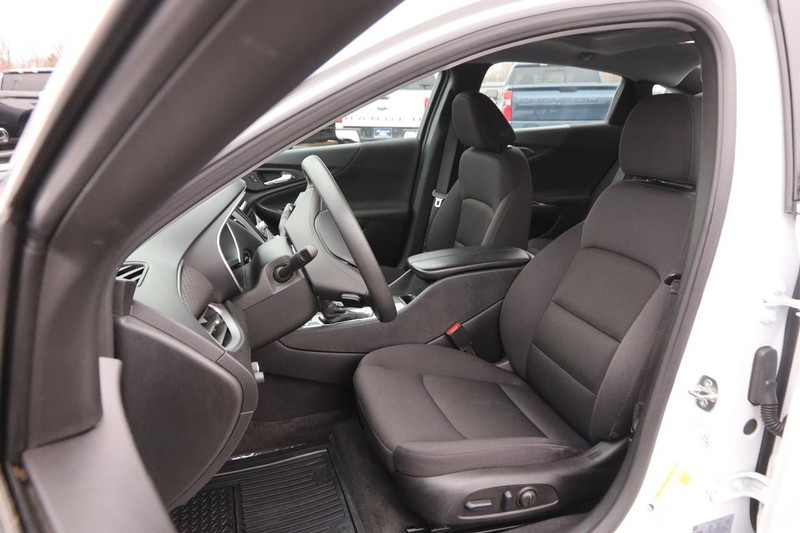 Chevrolet Malibu Vehicle Image 08