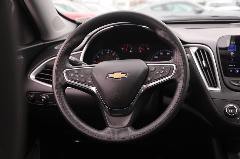 Chevrolet Malibu Vehicle Image 22