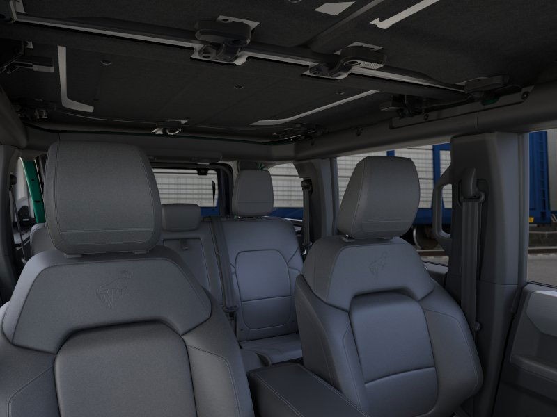 Ford Bronco Vehicle Full-screen Gallery Image 12