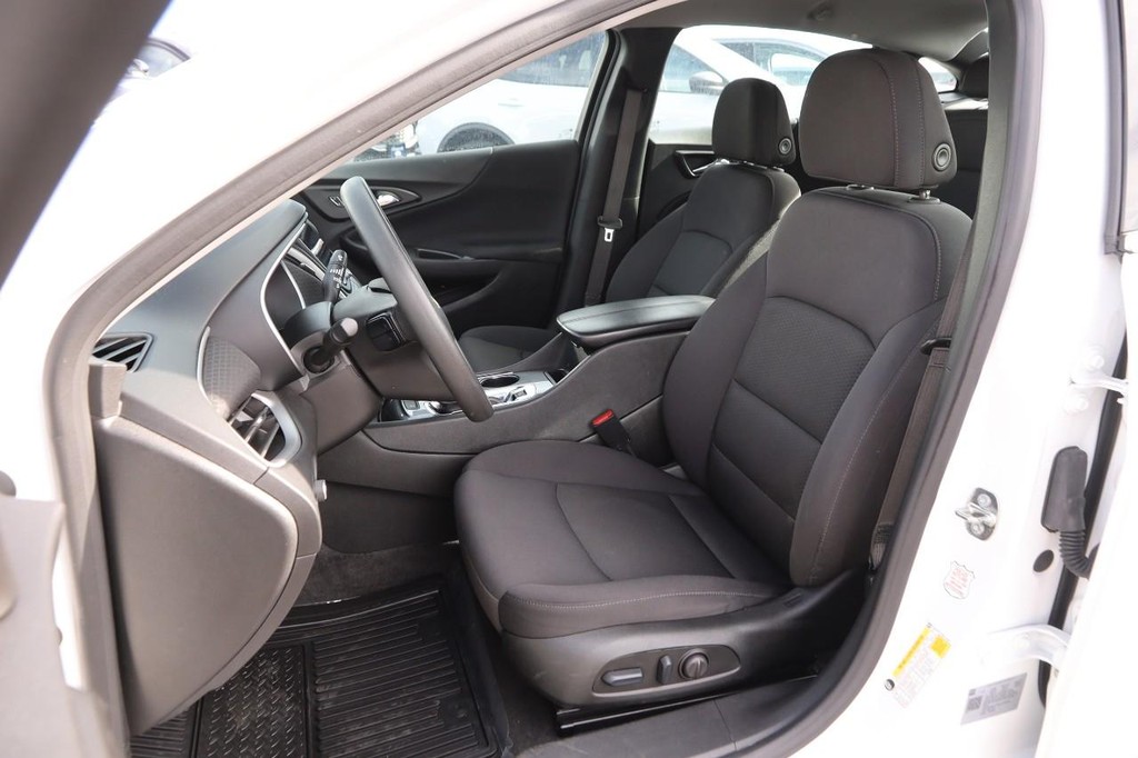 Chevrolet Malibu Vehicle Image 08