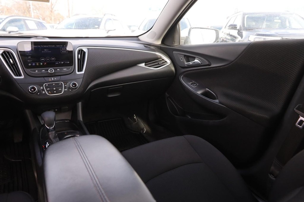 Chevrolet Malibu Vehicle Image 23