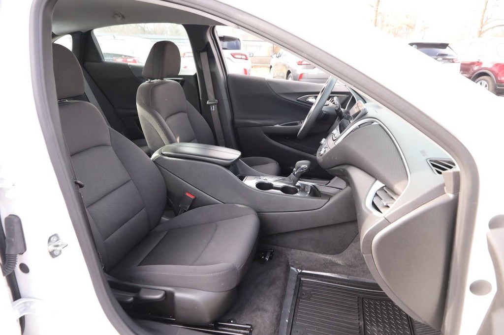 Chevrolet Malibu Vehicle Image 24