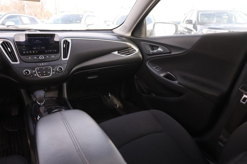 Chevrolet Malibu Vehicle Image 23