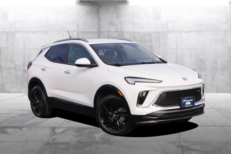 Buick Encore GX Vehicle Full-screen Gallery Image 02