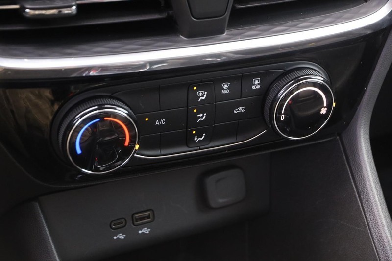 Buick Encore GX Vehicle Full-screen Gallery Image 16