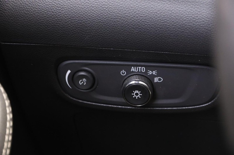Buick Encore GX Vehicle Full-screen Gallery Image 18