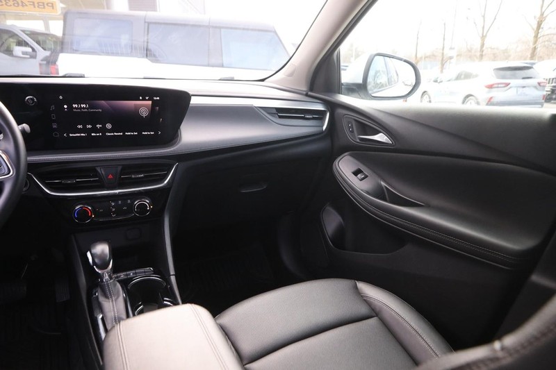 Buick Encore GX Vehicle Full-screen Gallery Image 23
