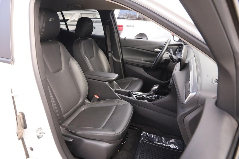 Buick Encore GX Vehicle Full-screen Gallery Image 24