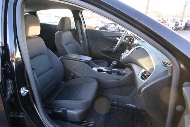 Chevrolet Malibu Vehicle Full-screen Gallery Image 24