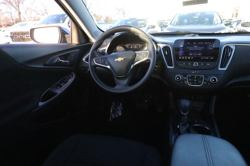 Chevrolet Malibu Vehicle Full-screen Gallery Image 20